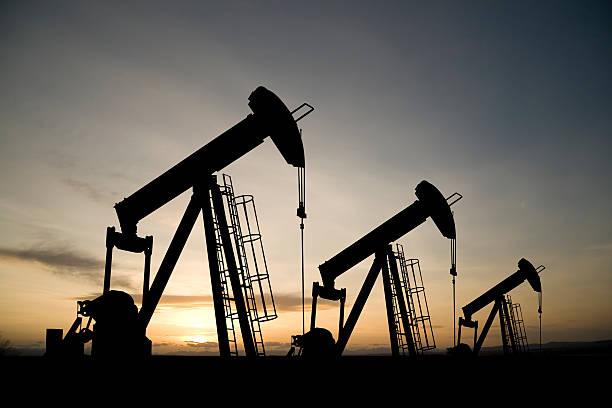 Crude oil falls 2% on recession fears, swelling US fuel stocks