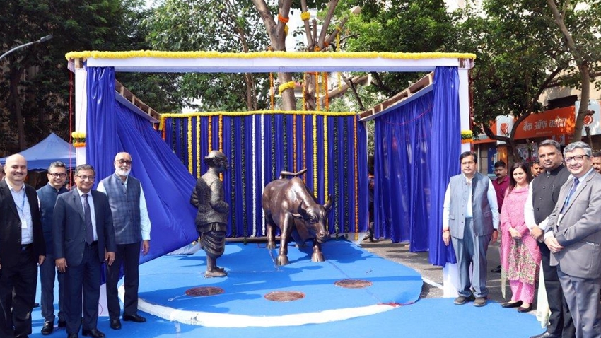 Sculptures of 'Charging Bull' and 'Common Man' unveiled