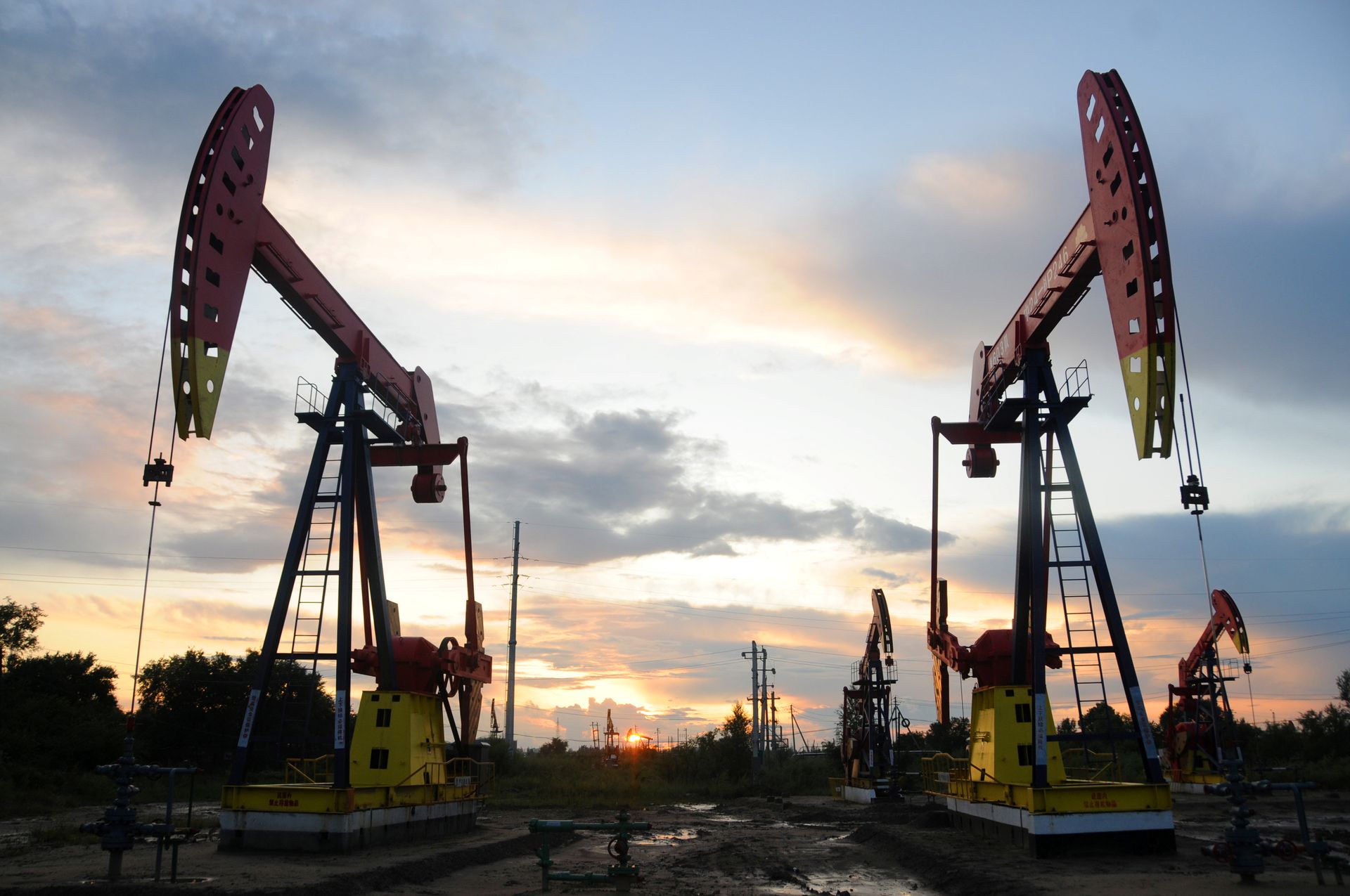 Crude oil prices decline by 2% on weak US and Chinese economic data