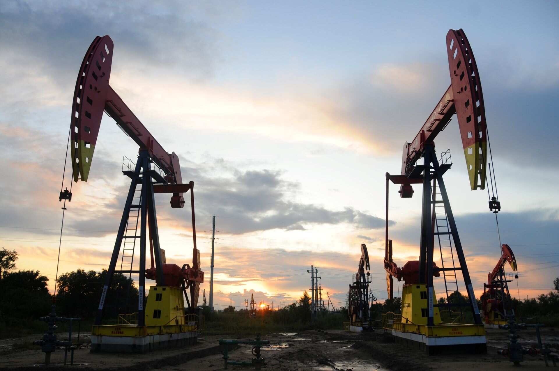 Crude oil prices slip as debt talks pause, US Fed warns of high inflation