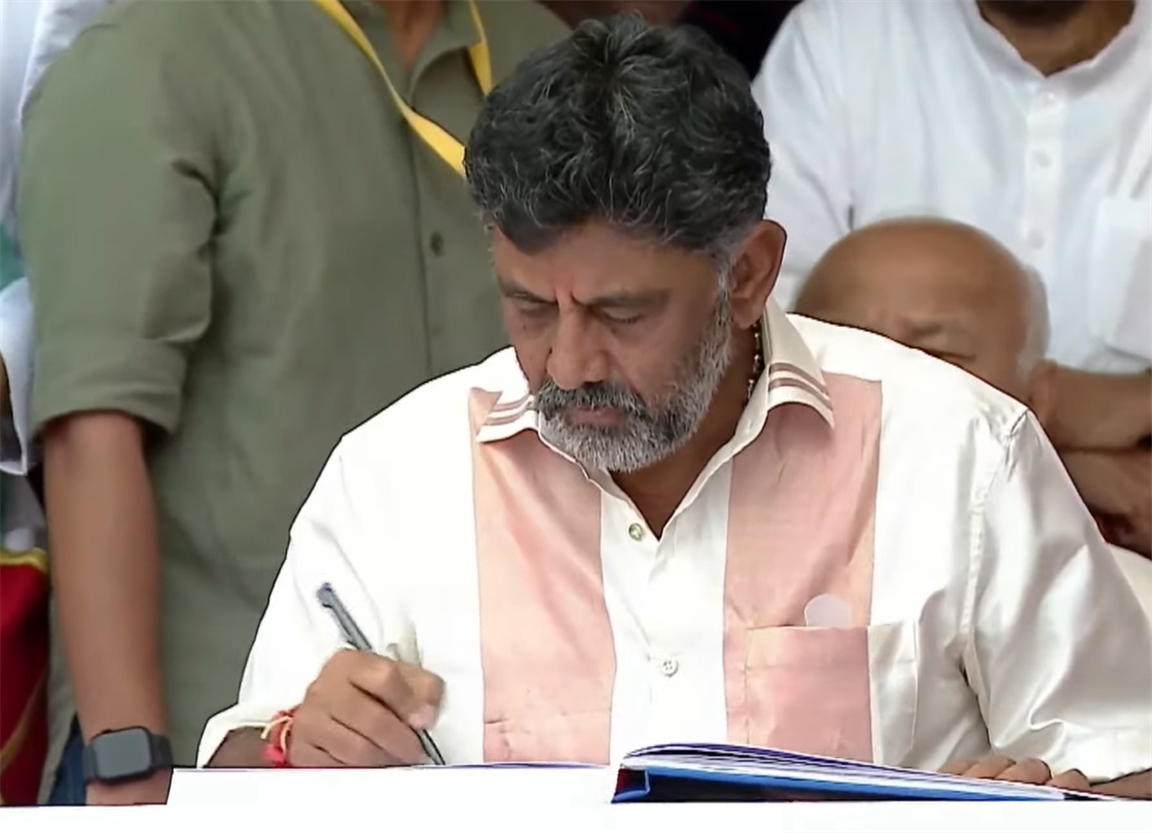 Dk Shivakumar Sworn In As Karnataka S Deputy Cm Zee Business