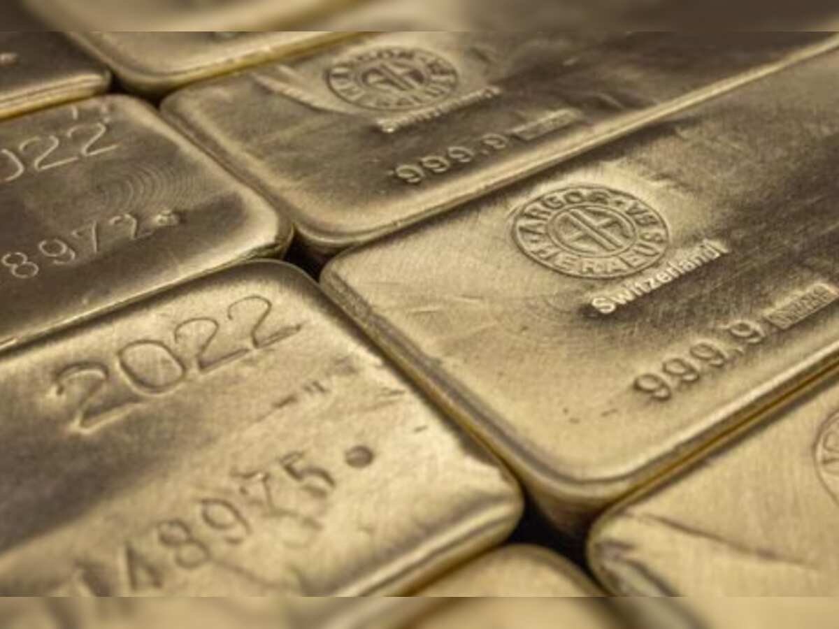 Gold set for weekly gain on Fed pause bets