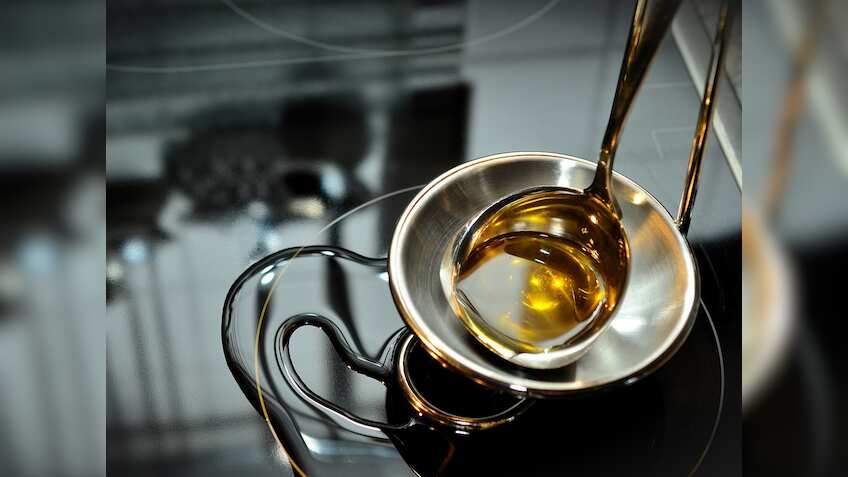 Edible oil prices may reduce by Rs 8-12 per litre as govt meets industry body 