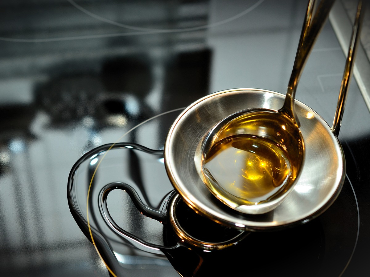 Edible oil prices may reduce by Rs 8-12 per litre as govt meets industry body