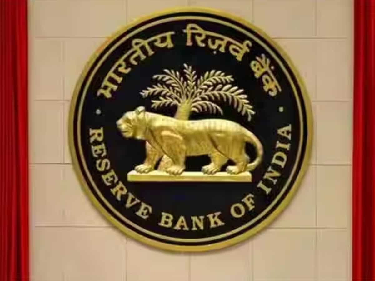 RBI keeps repo rate unchanged: Is it right time to invest in fixed deposit schemes?