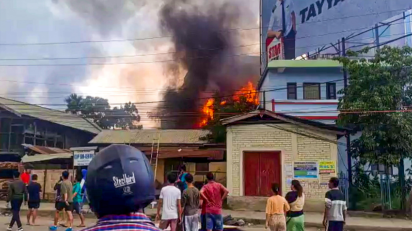 हिंसा की आग में झुलस रहा मणिपुर, BJP दफ्तर पर उपद्रवियों का हमला और… Manipur burning in the fire of violence, BJP office attacked by miscreants and…