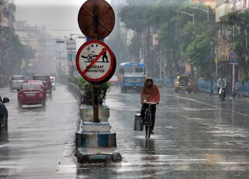 Delhi-NCR wakes up to rainy morning | Zee Business