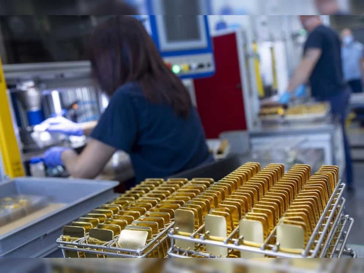Gold struggles for momentum as traders await US inflation data