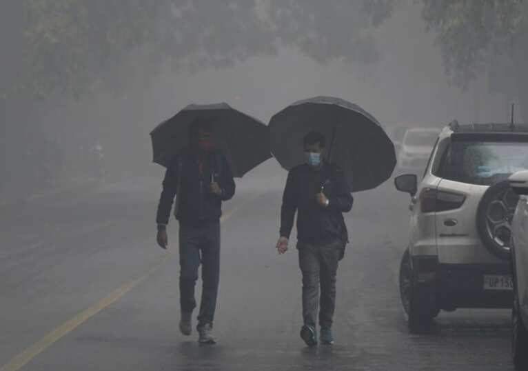 Delhi records minimum temperature of 26.6 degrees, light rain predicted