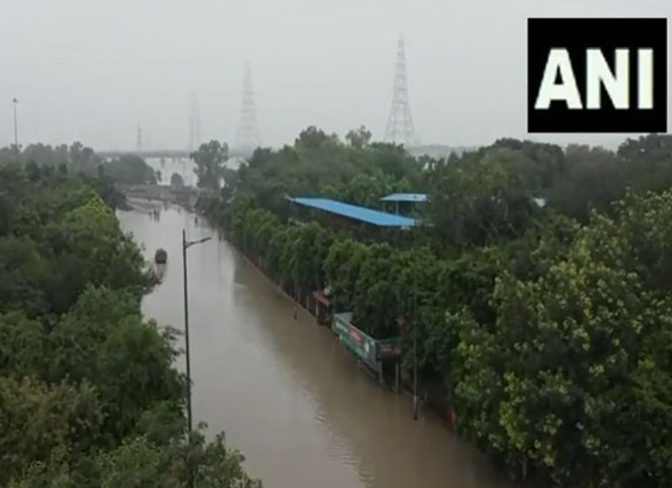 Raging Yamuna flowing at record level; spills onto streets in Delhi