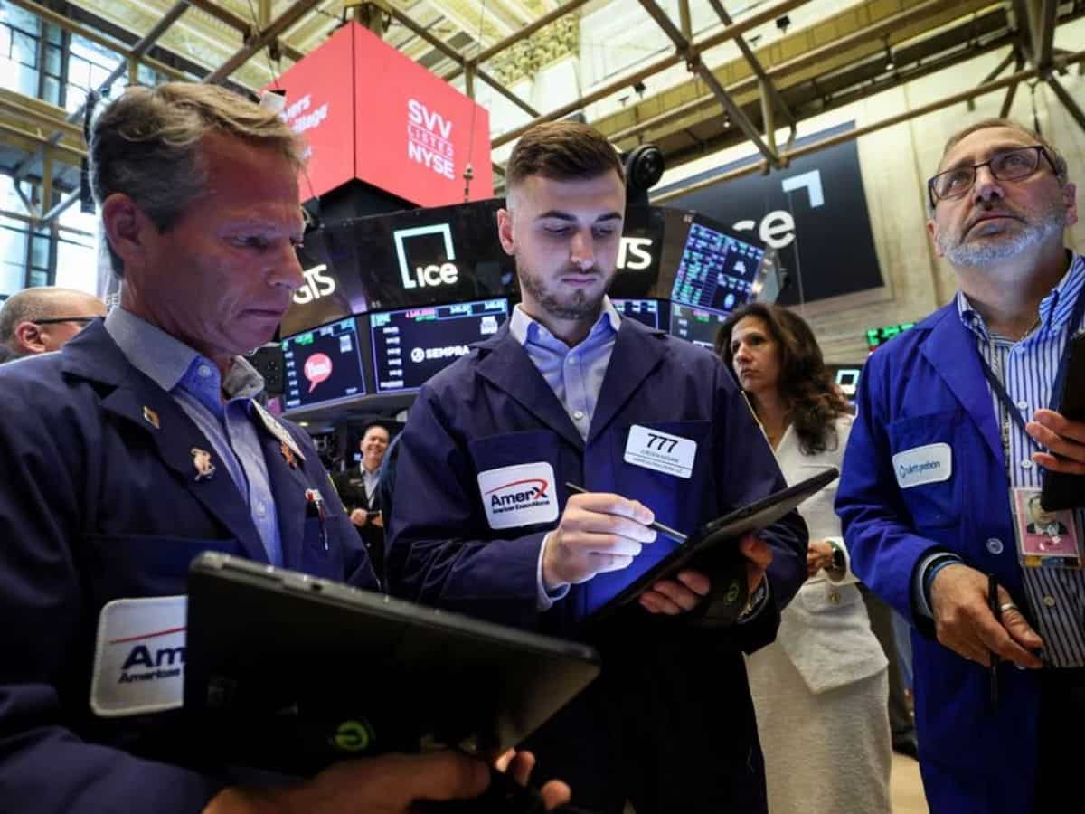 S&P 500 ends down with banks mostly lower, indexes post weekly gains