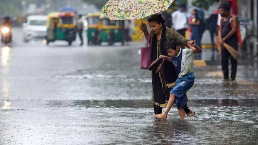 Read more about the article Delhi Weather: Rain lashes several parts of Capital even as Yamuna water level recedes