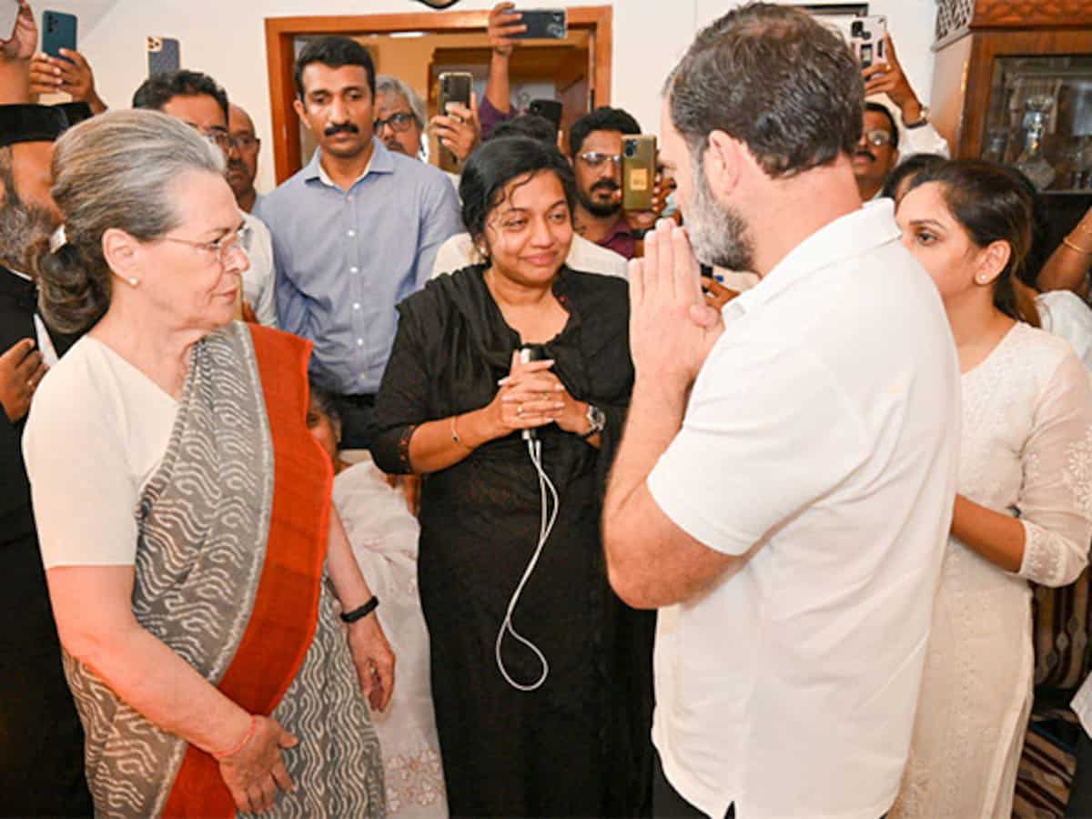 Ex-Kerala CM Oommen Chandy's demise: Sonia Gandhi, Rahul pay last respects