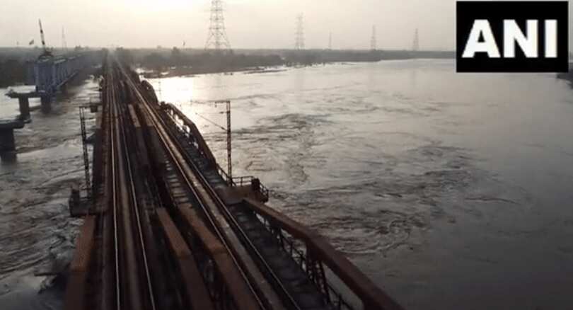 Delhi: Yamuna flows above danger mark at 206.56m