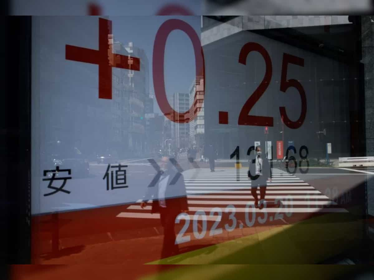 China gloom deepens, Wall Street shines