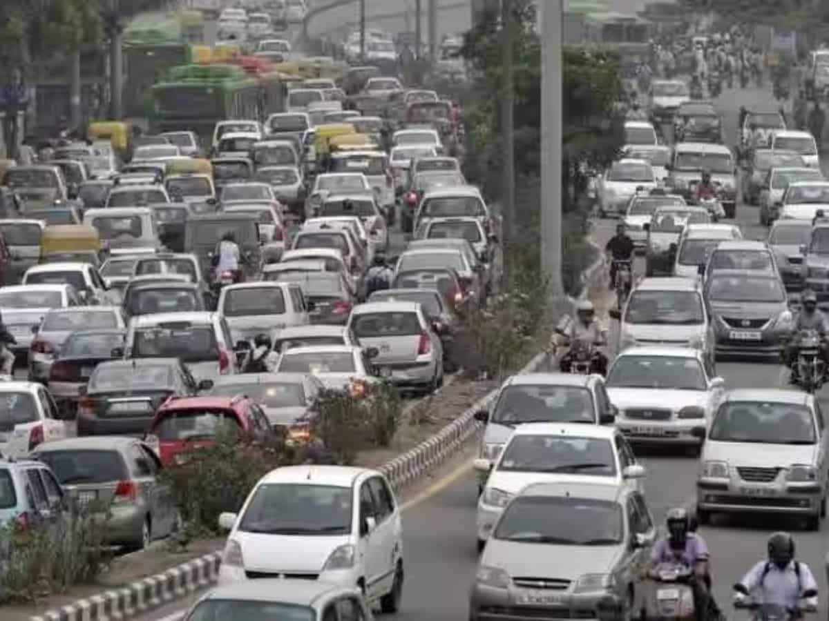 Traffic briefly halted at ITO due to Delhi BJP's protest against AAP