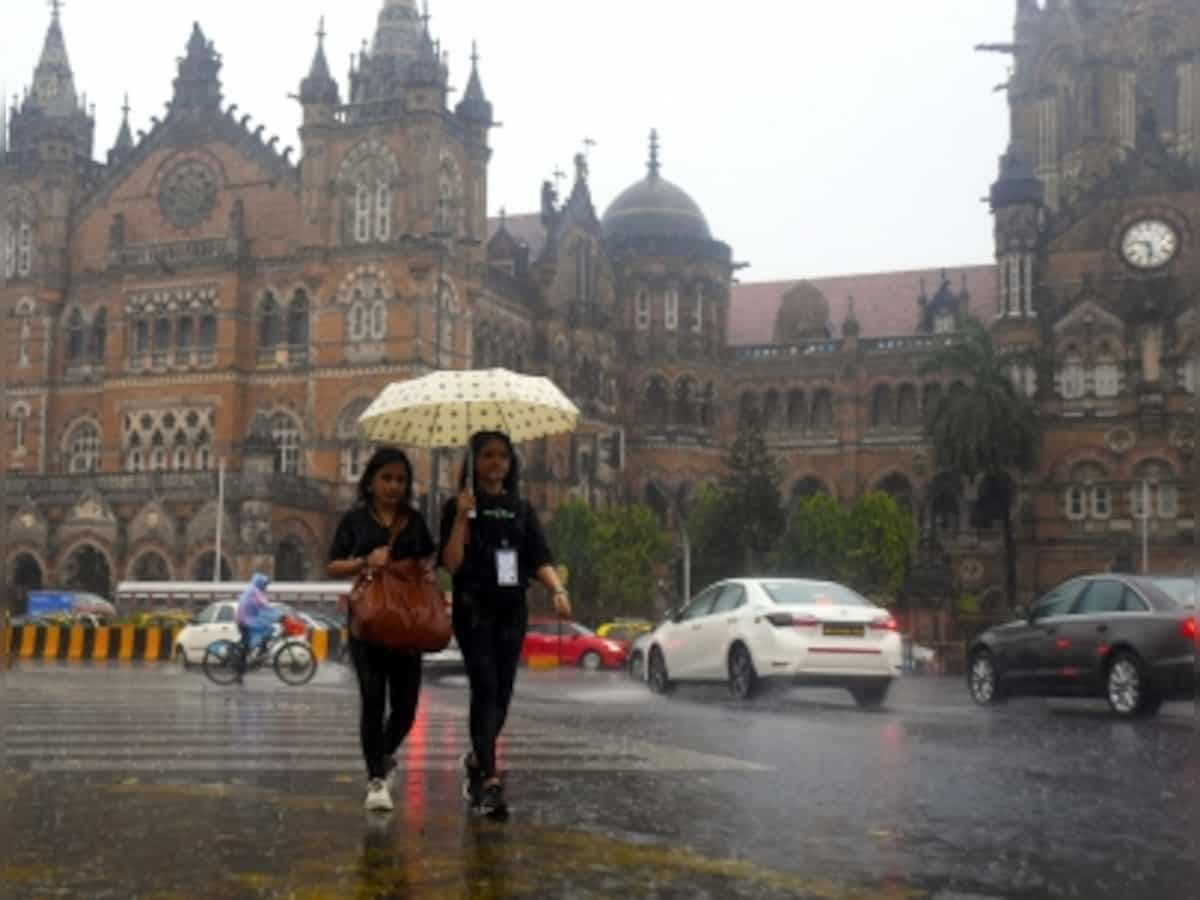 Mumbai receives moderate showers, no major water-logging; IMD predicts heavy rainfall 