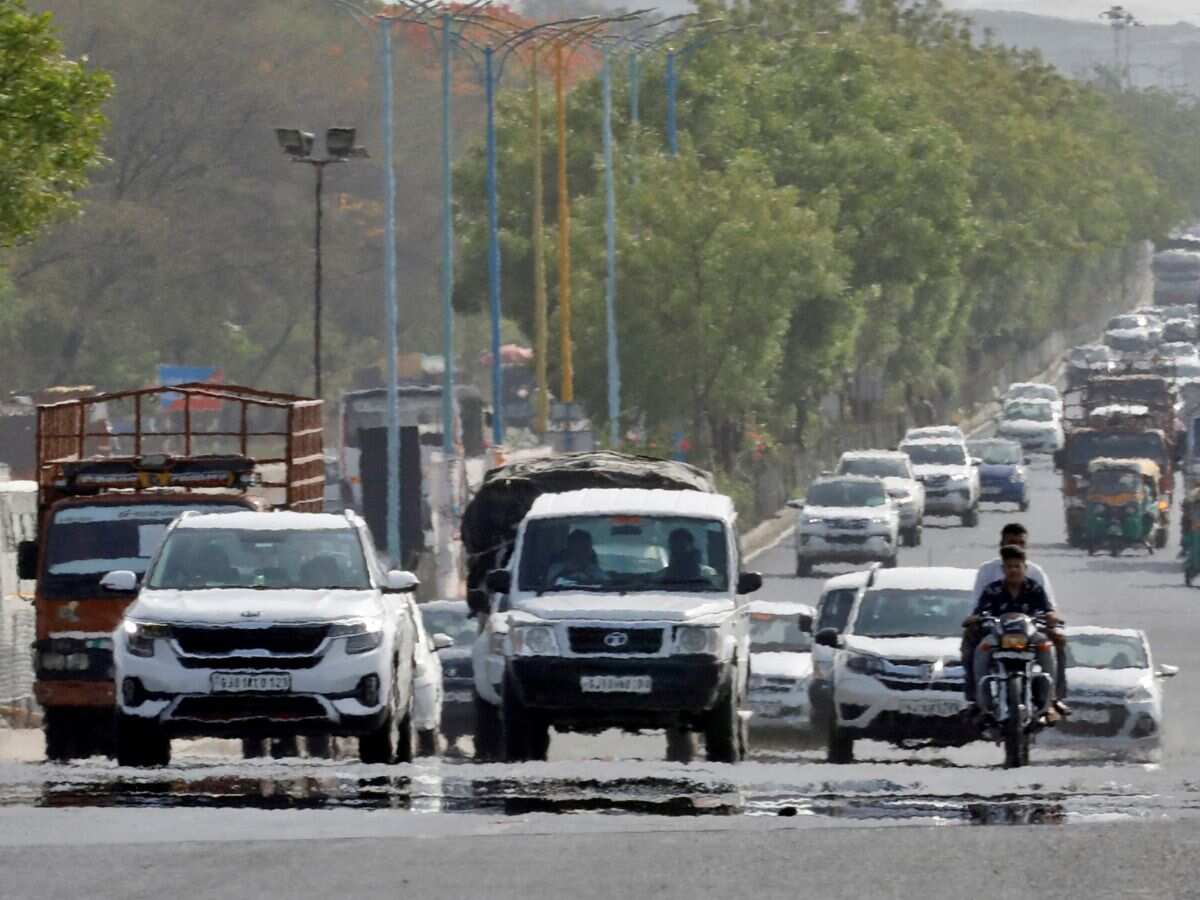 Delhi weather update: Humid morning in national capital, minimum temperature settles at 27.2 degrees Celsius