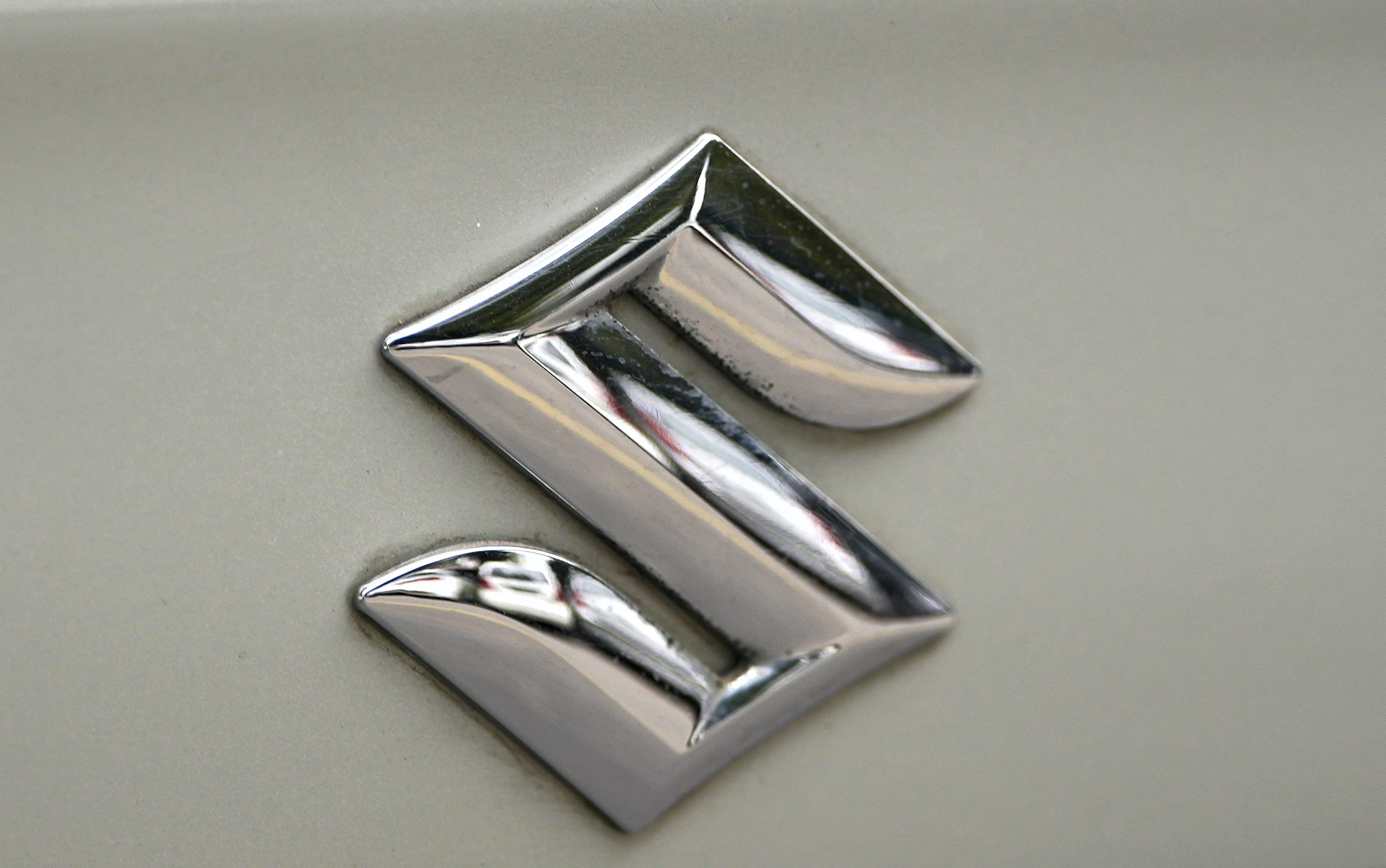 SINEX Maruti Suzuki Eeco VXI CAR Emblem Monogram/logo/Badge/Decals/3D/sticker  Colour (Silver,Chorme) Pack of 4 : Amazon.in: Car & Motorbike