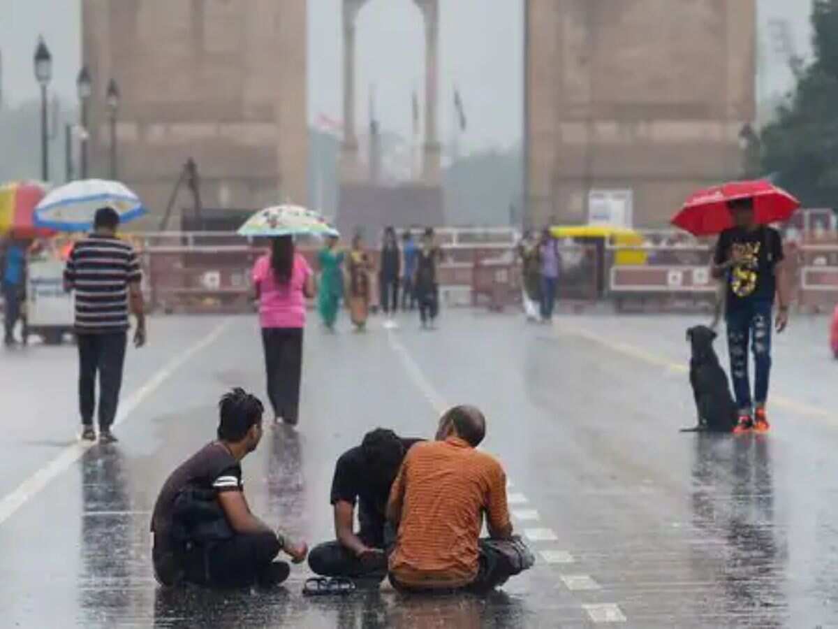 Delhi weather update: Records minimum temperature of 25.2 degrees Celsius, light rain likely during day