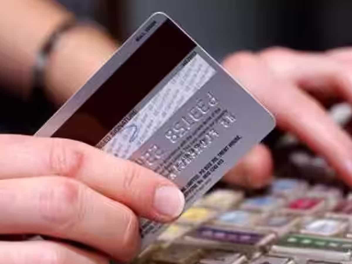 Credit Card: Are there some disadvantages of using credit cards? Know how to avoid them