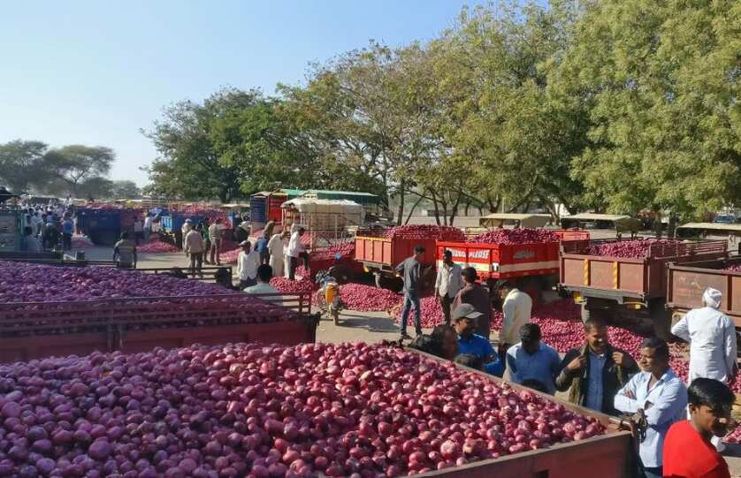 India imposes 40% export duty on onions to calm rising prices