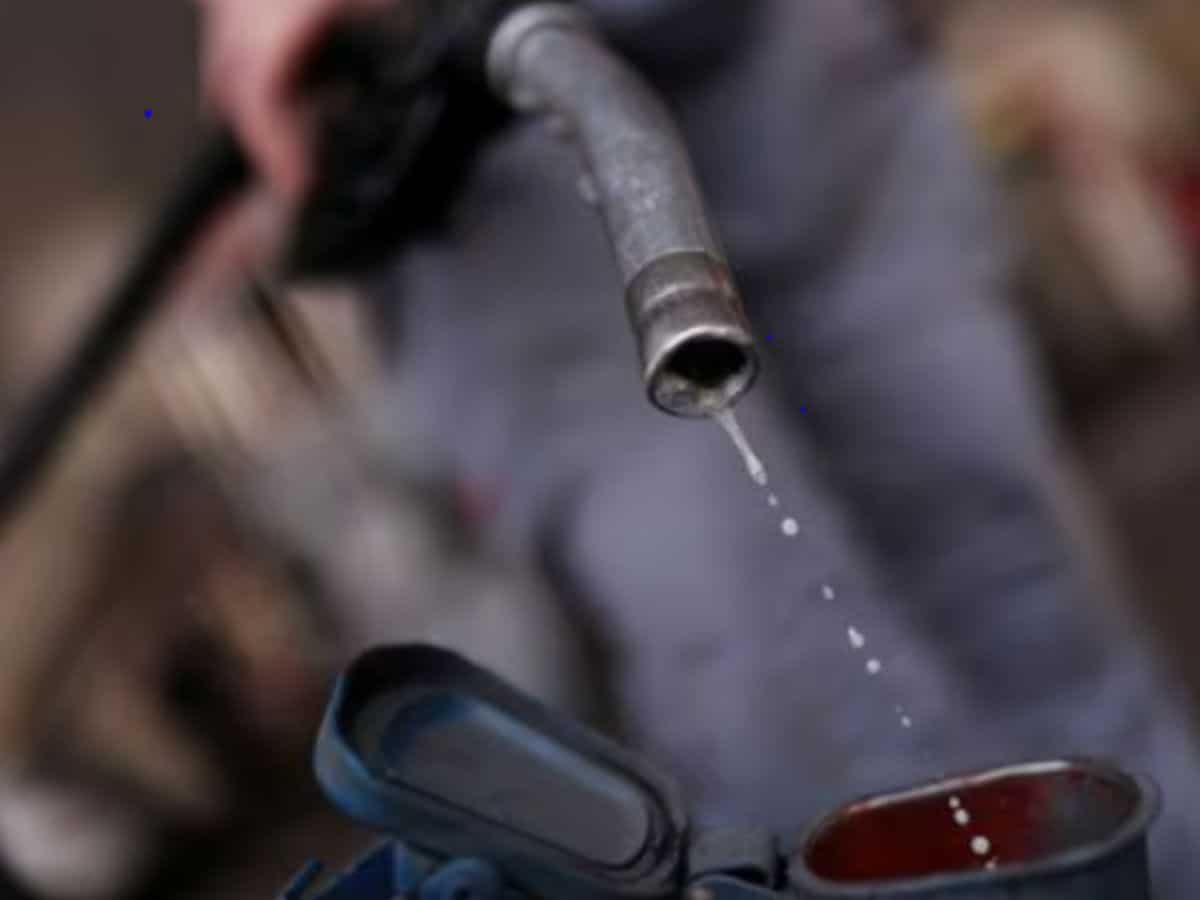 Rate Worry Oil prices fall on weak economic data, interest rate worry