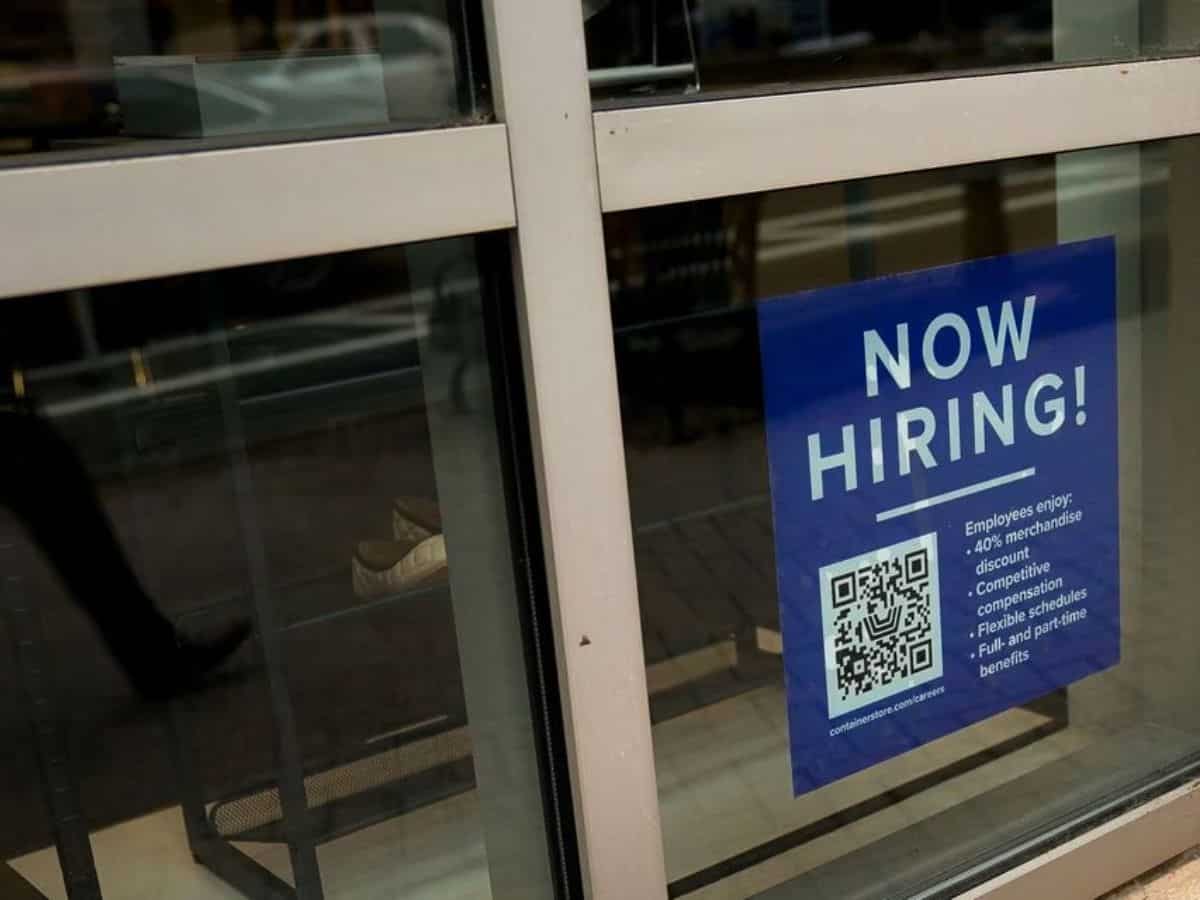 US jobless claims fall, core capital goods orders grow incrementally