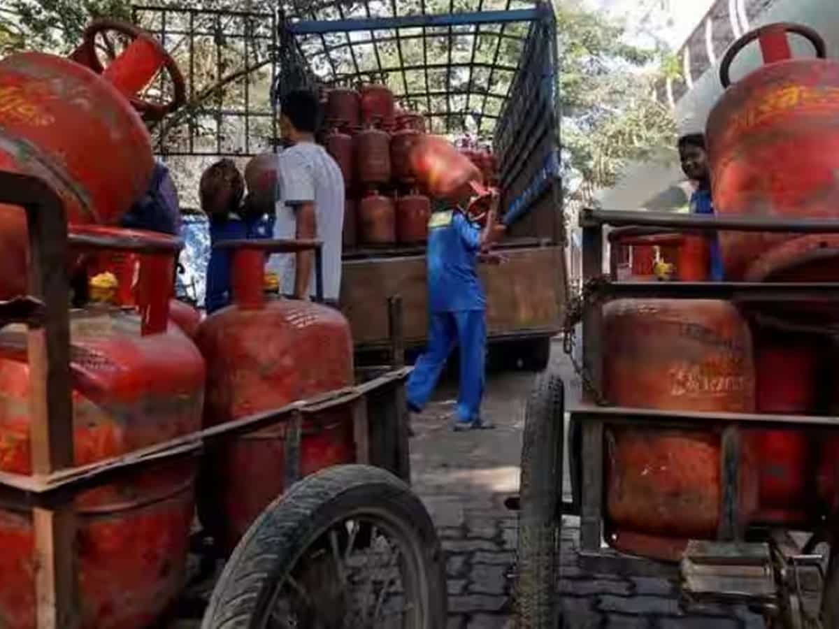 Breaking News LPG price cut by Rs 200 per cylinder; Ujjwala scheme beneficiaries to get Rs 400