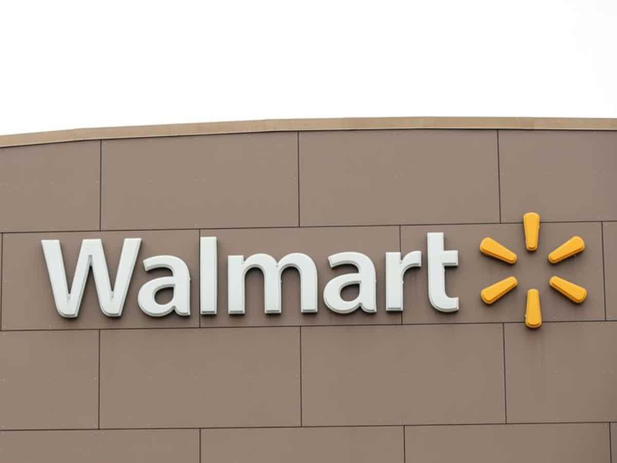 Walmart changes starting pay structure for entry-level store workers ...