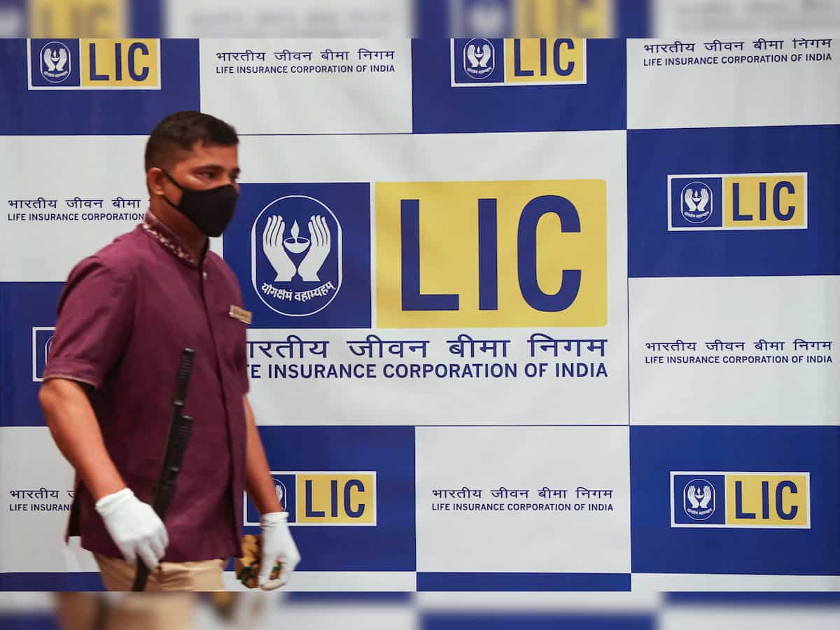 LIC presents dividend cheque of Rs 1,831 crore to FM Sitharaman
