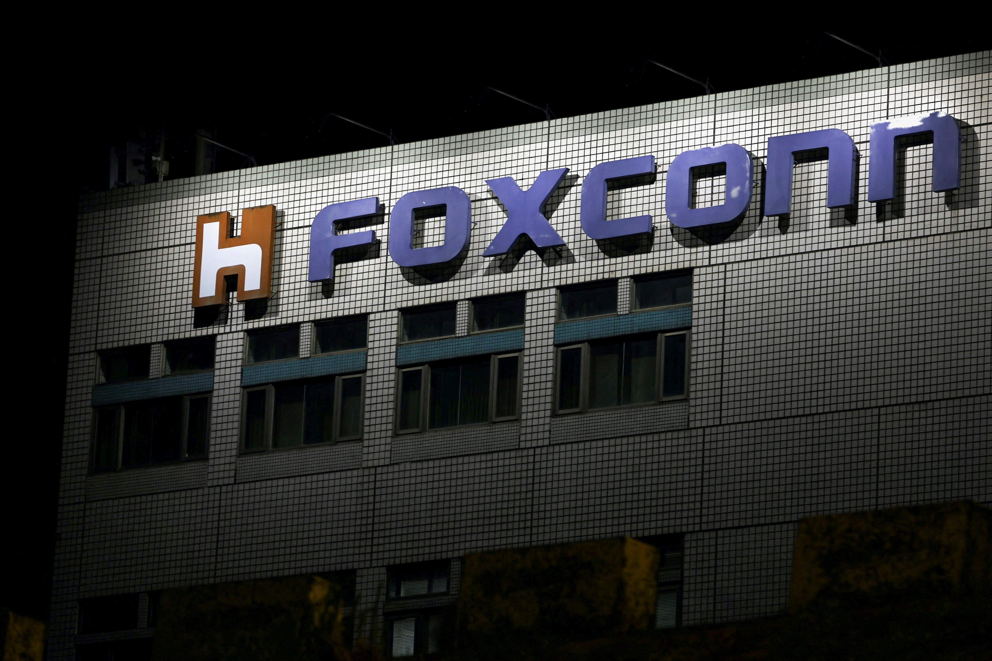 Foxconn commits to double employment, investments in India