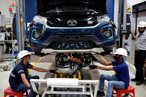 Tata Motors shares undeterred by market-wide weakness; can you still join the party?