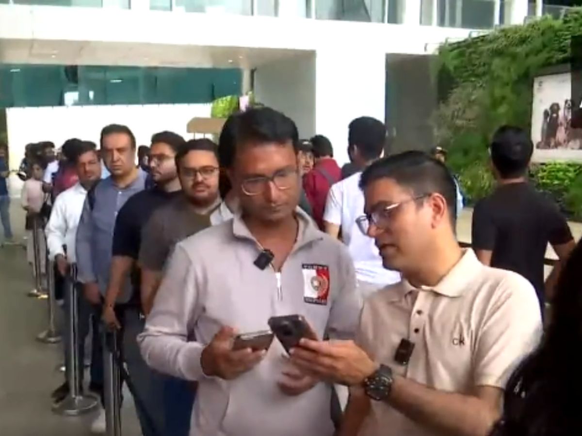 Apple iPhone 15 sale begins today: Long queues outside store in Mumbai