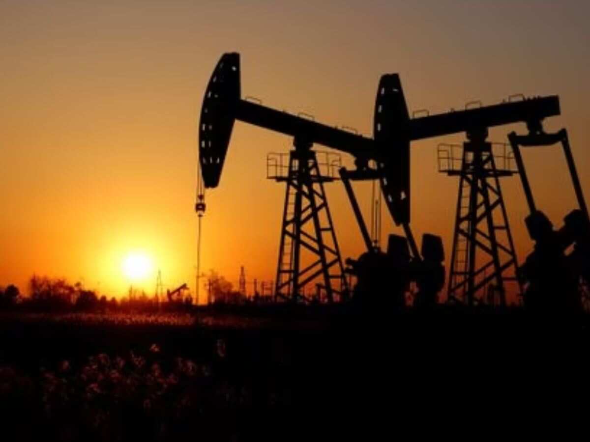 Oil rises on tightening crude supply