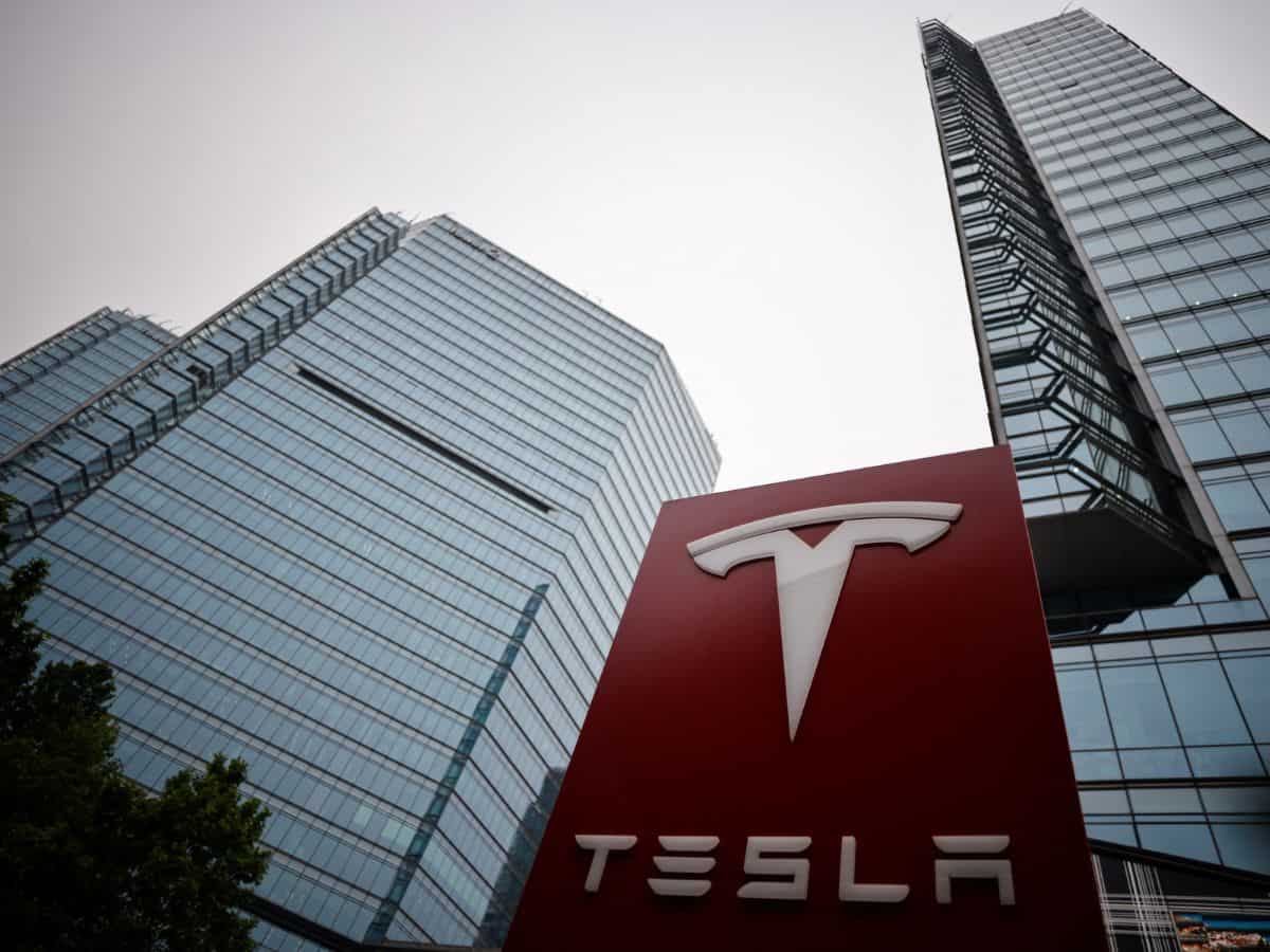 More automakers plug into Tesla's EV charging network