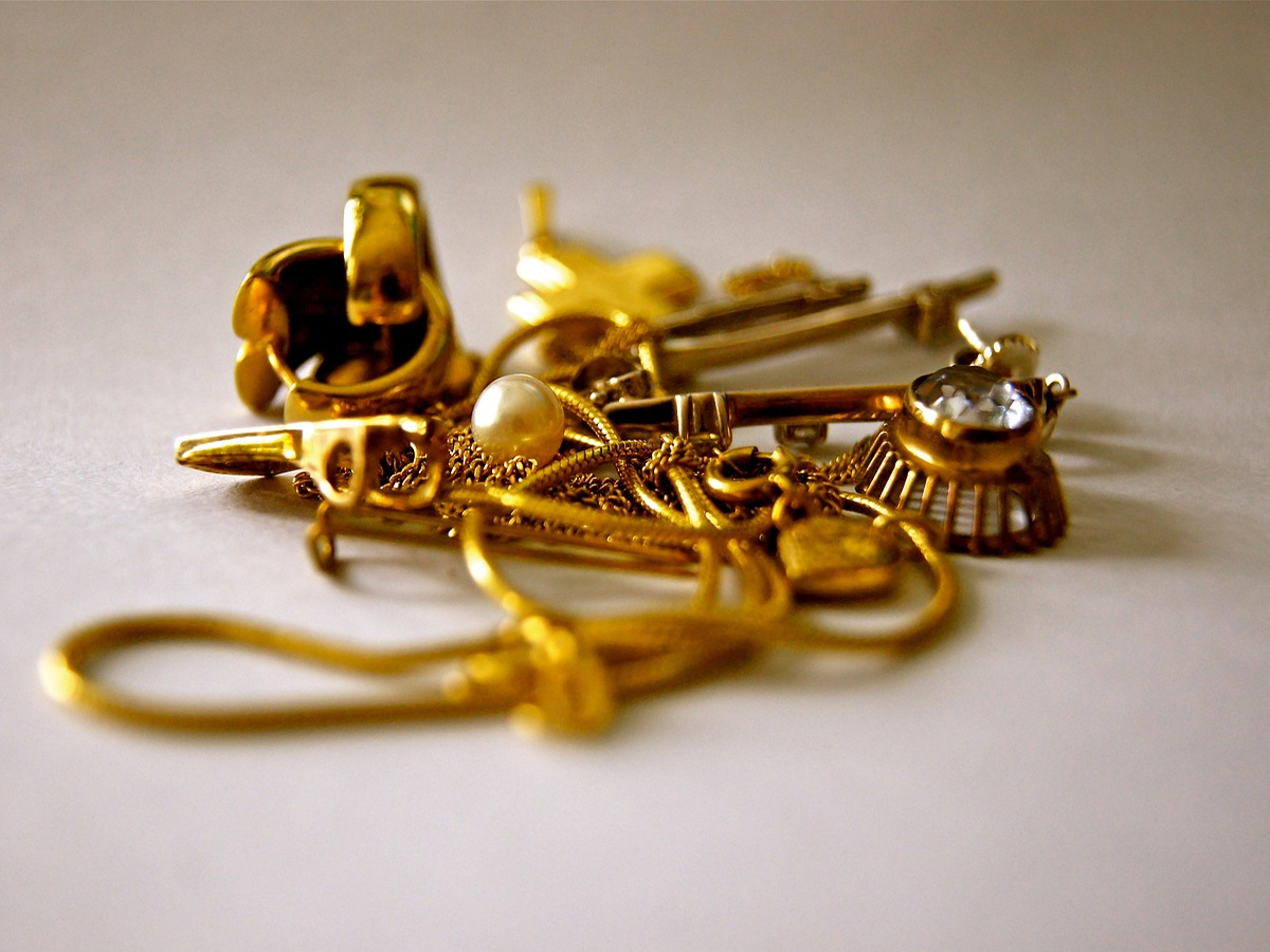 Planning to buy gold, diamonds or gems this festive season? Here are a few things to keep in mind