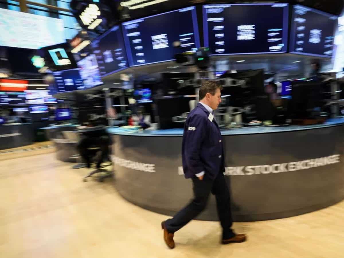Wall Street falls more than 1%; yields rise, investors assess earnings