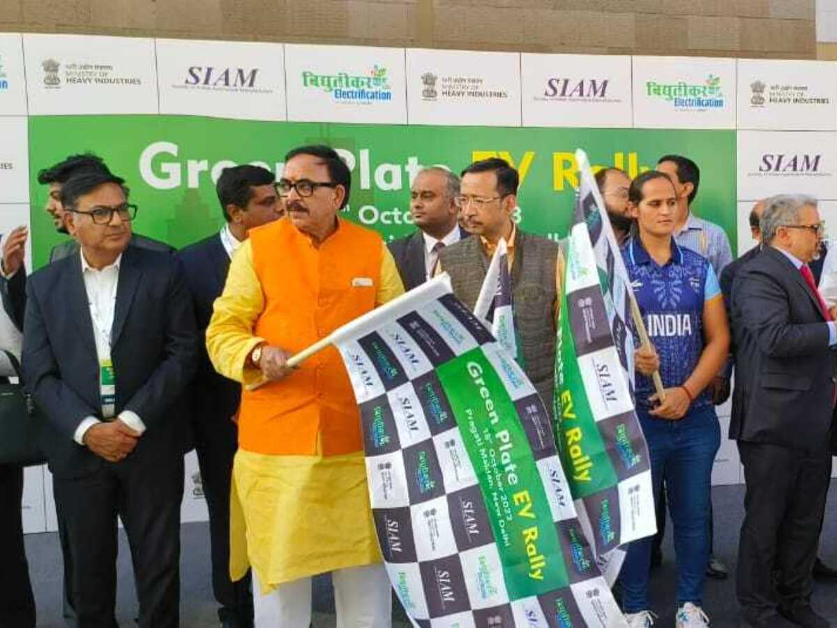 SIAM organizes 'Green Plate EV Rally' to showcase India's commitment to sustainable mobility