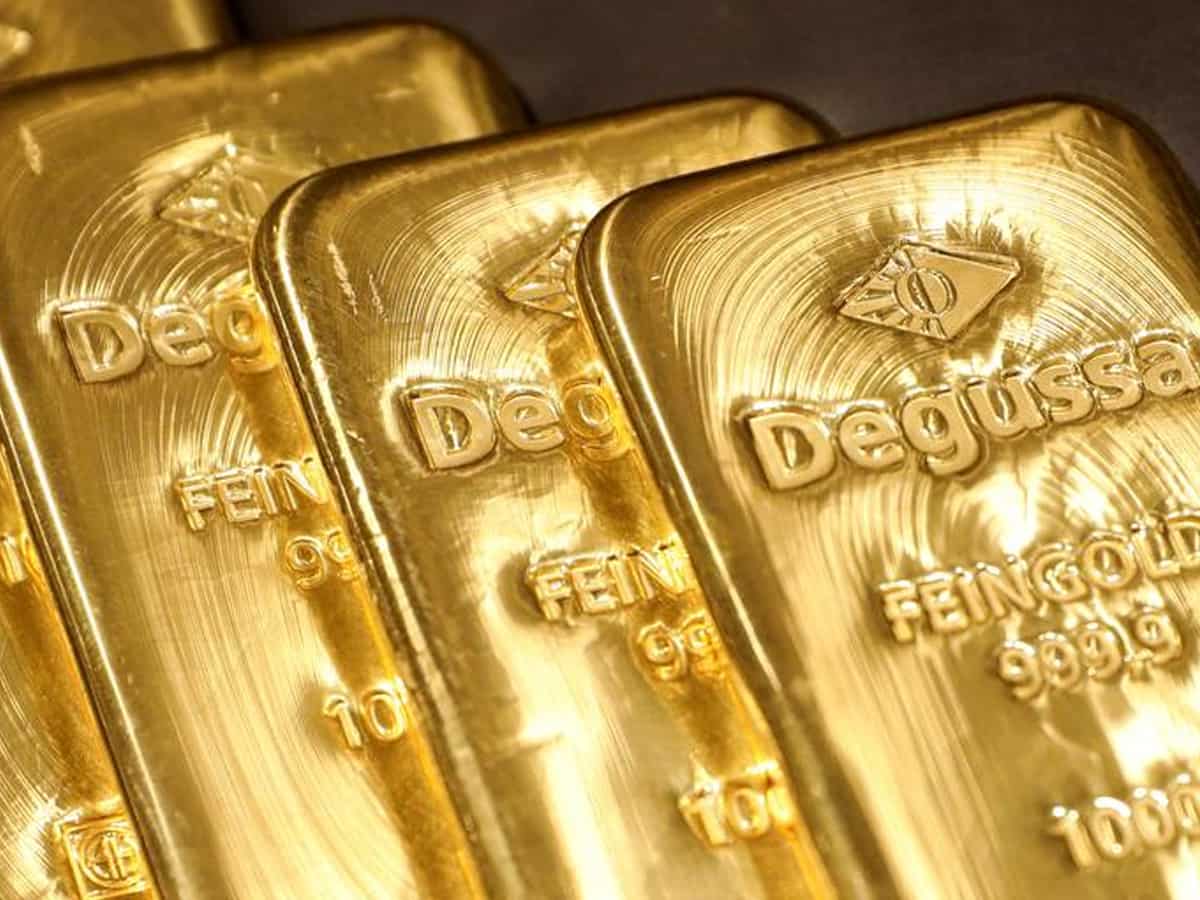   Gold futures fall due to low demand