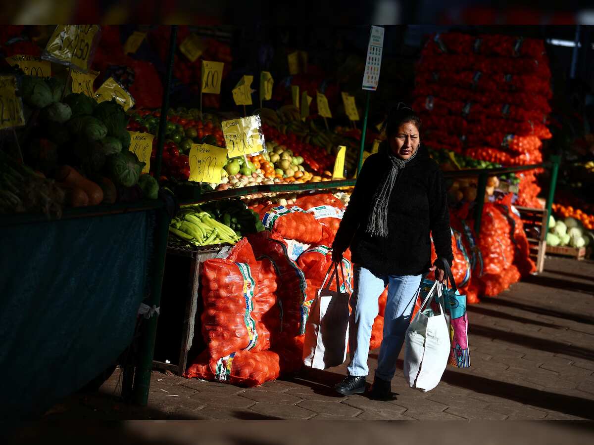 Argentina retail prices seen slipping under double digits in October