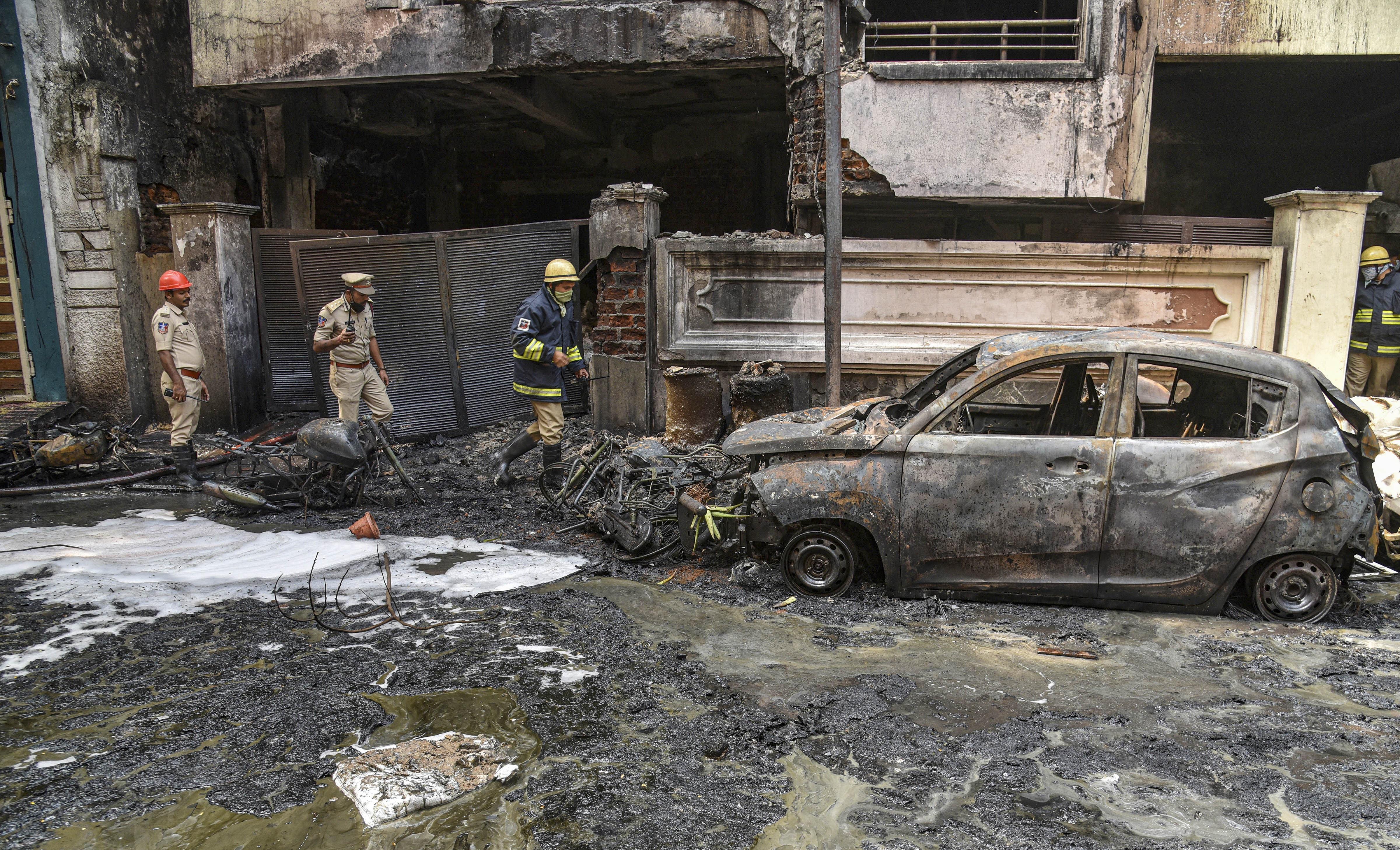9 killed in fire in apartment building in