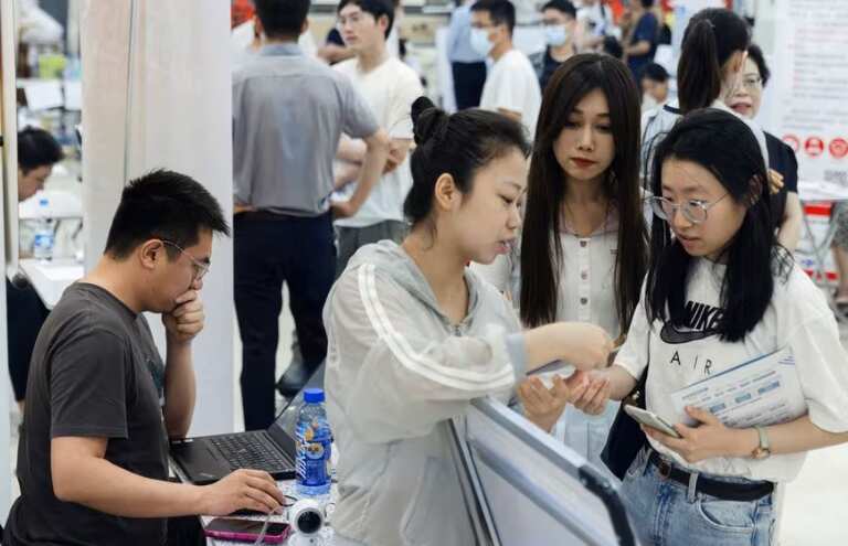Chinese graduates hold off career dreams, take temporary government jobs
