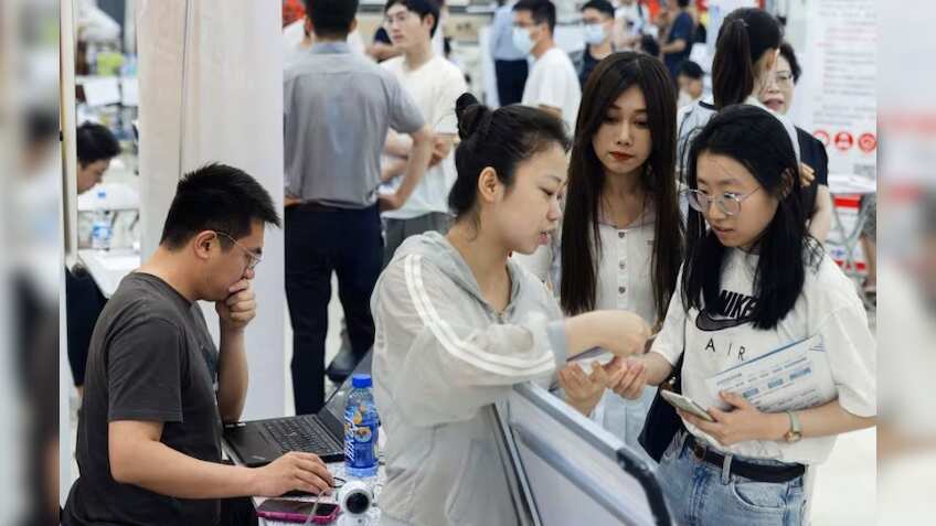 Chinese graduates hold off career dreams, take temporary government jobs