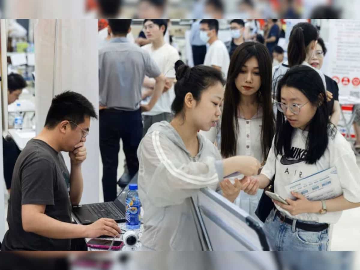 Chinese graduates hold off career dreams, take temporary government jobs