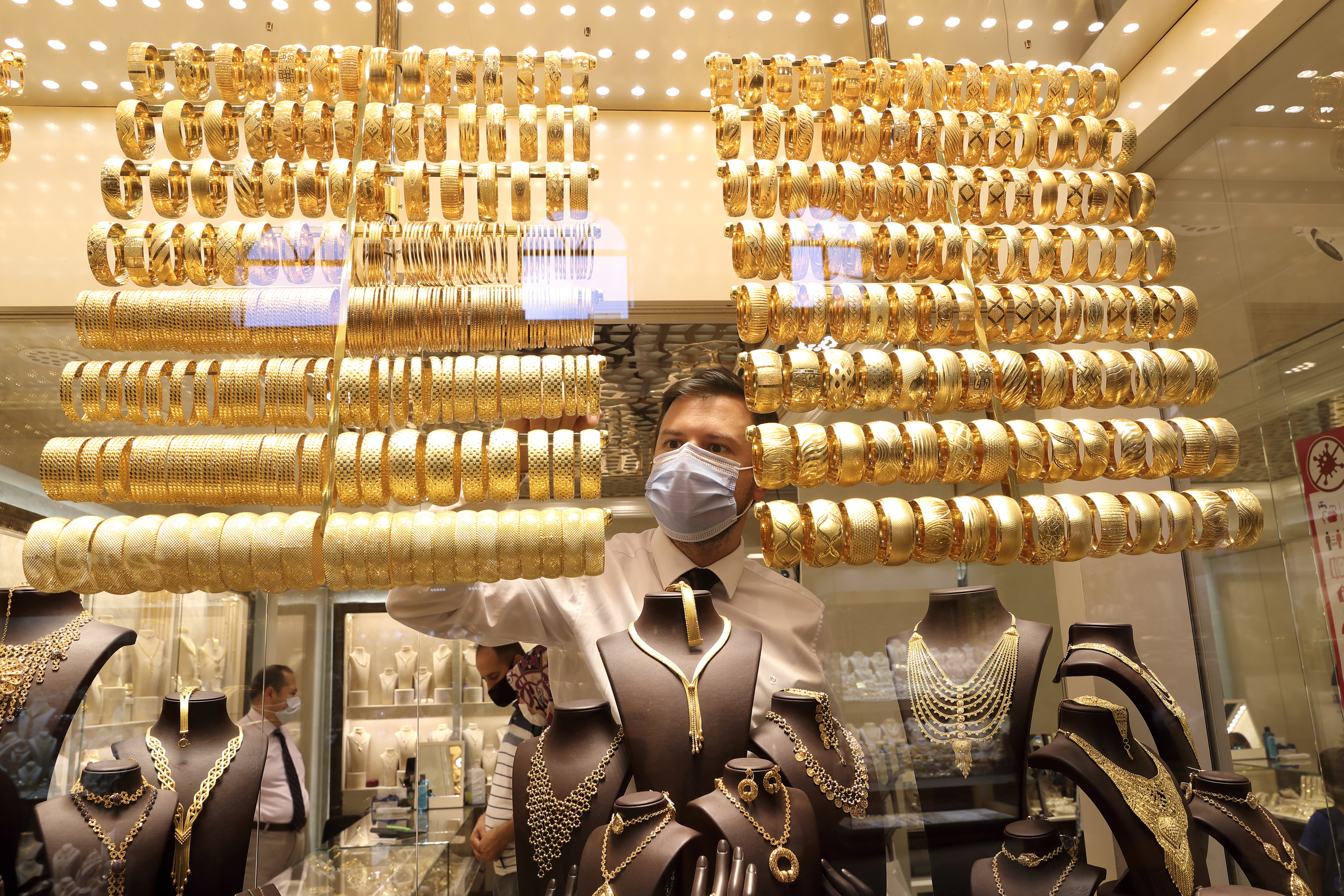 Gold and Silver price today (November 16, 2023): Yellow metal muted amid easing inflation; Gold above Rs 60,000