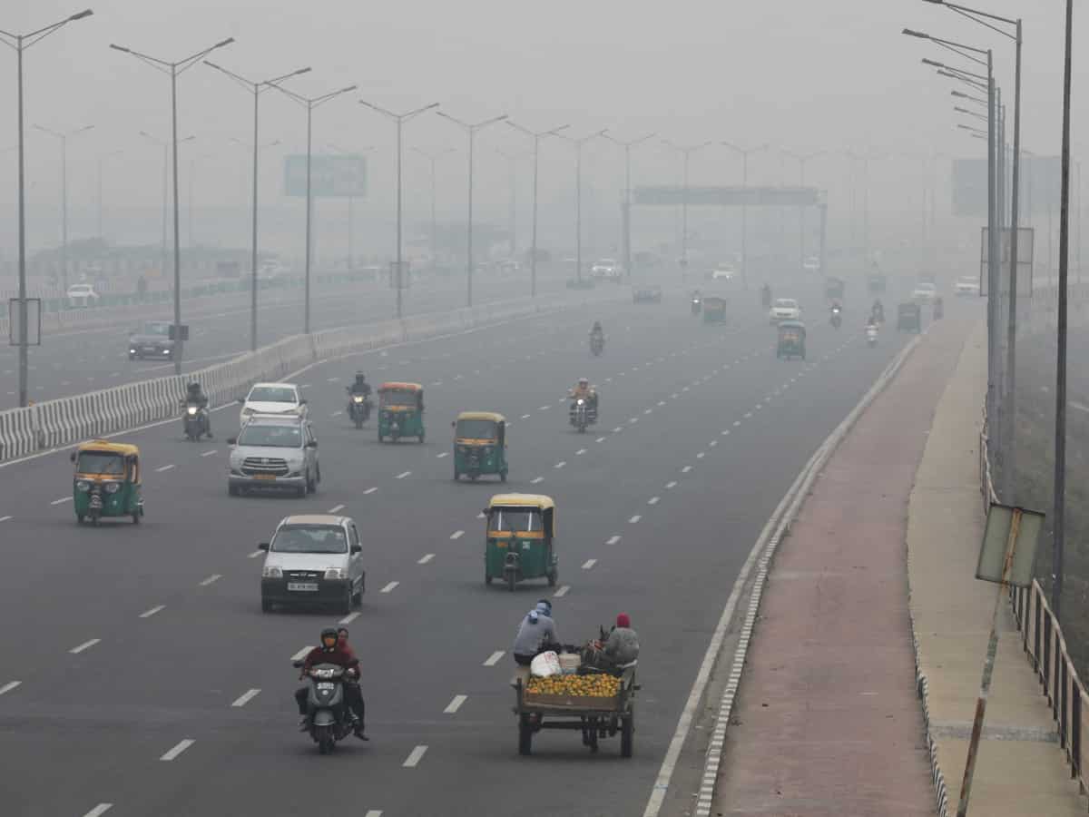 No relief from high pollution levels in Delhi, AQI dips to very poor category 