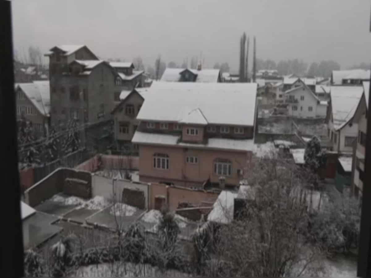 Fresh snowfall in higher reaches of Kashmir Valley 