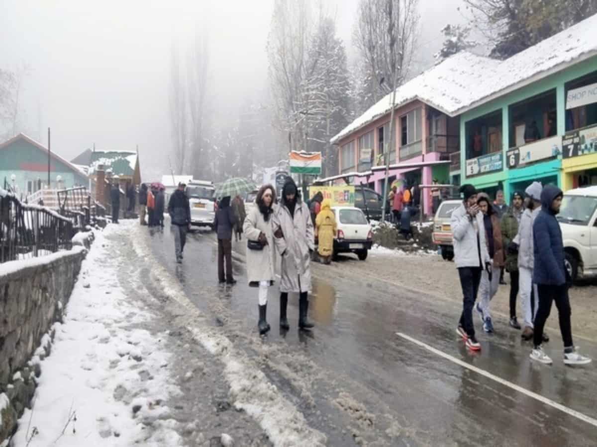 Weather Update: Srinagar freezes at minus 4.6, records season's coldest night