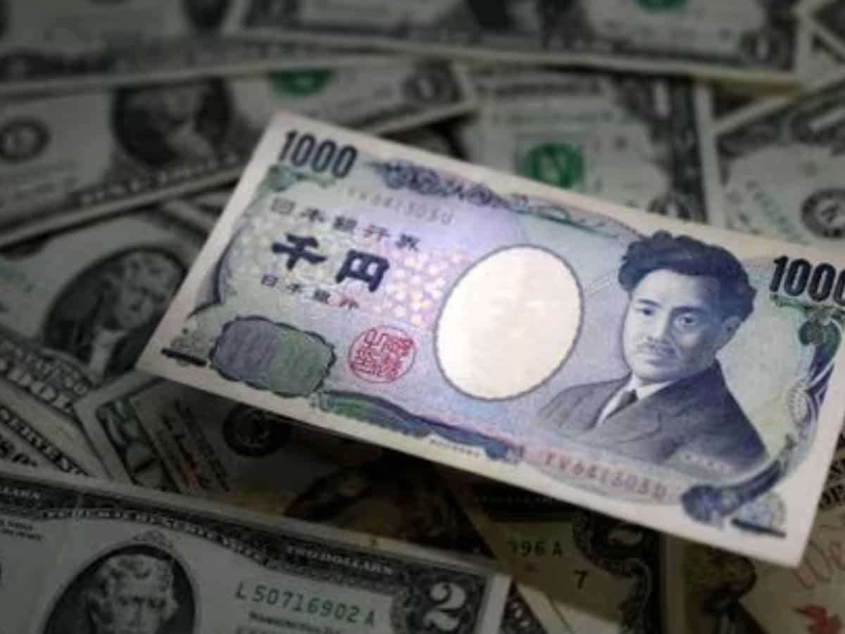 Yen hands back gains, dollar waits on CPI